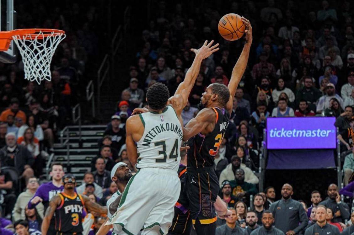 尼日利亚男篮逆转雄鹿，布克高光表现的简单介绍