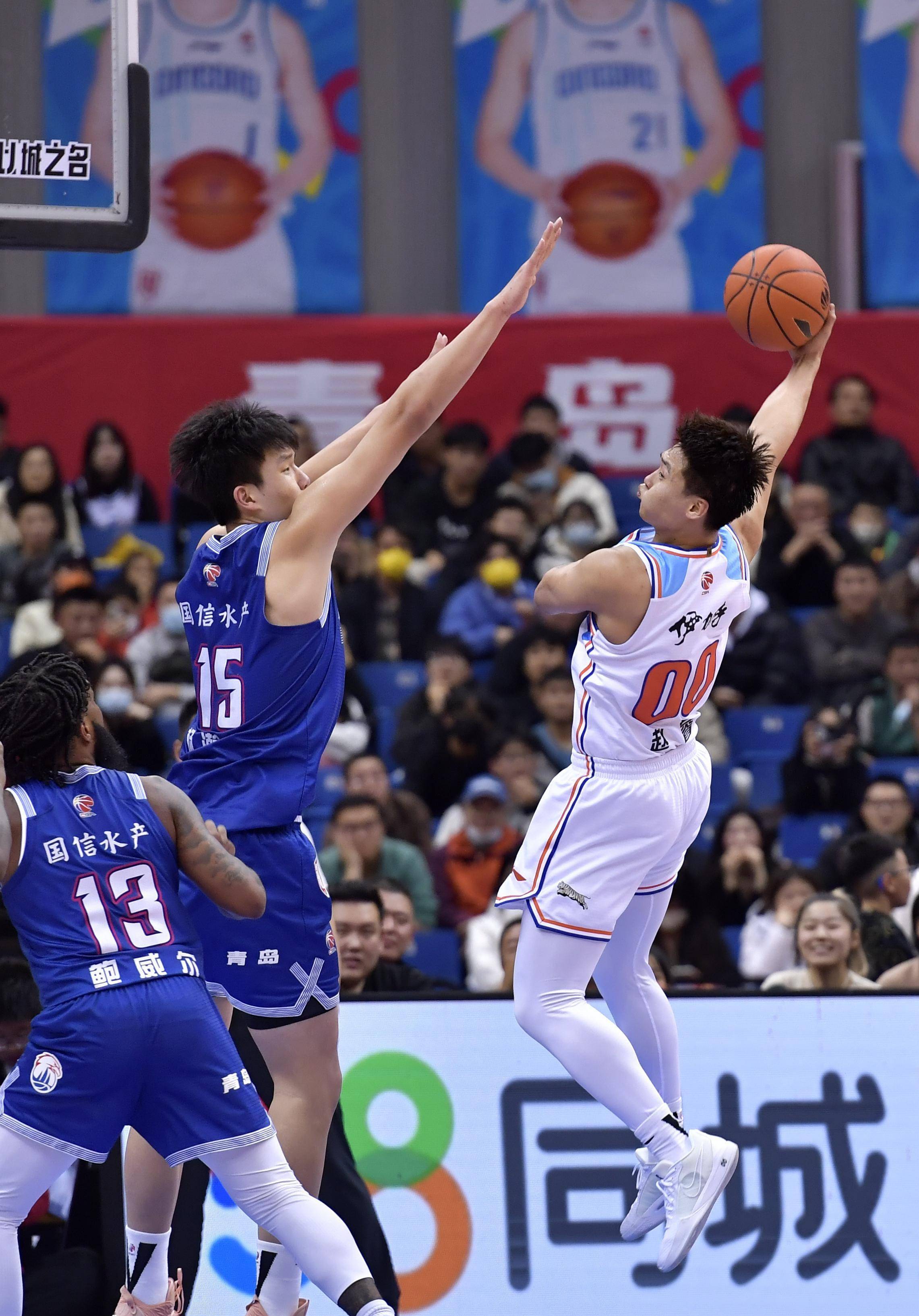 新疆队险胜青岛队,莫兰特高光表现 新疆队险胜青岛队,莫兰特高光表现