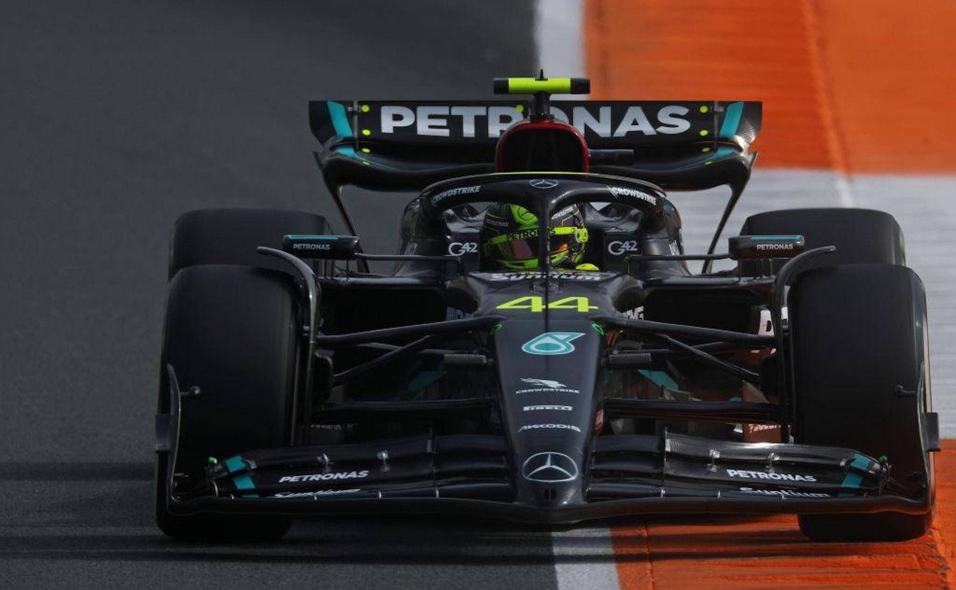 红牛二队翻盘梅赛德斯,汉密尔顿惊艳四座 红牛二队翻盘梅赛德斯,汉密尔顿惊艳四座