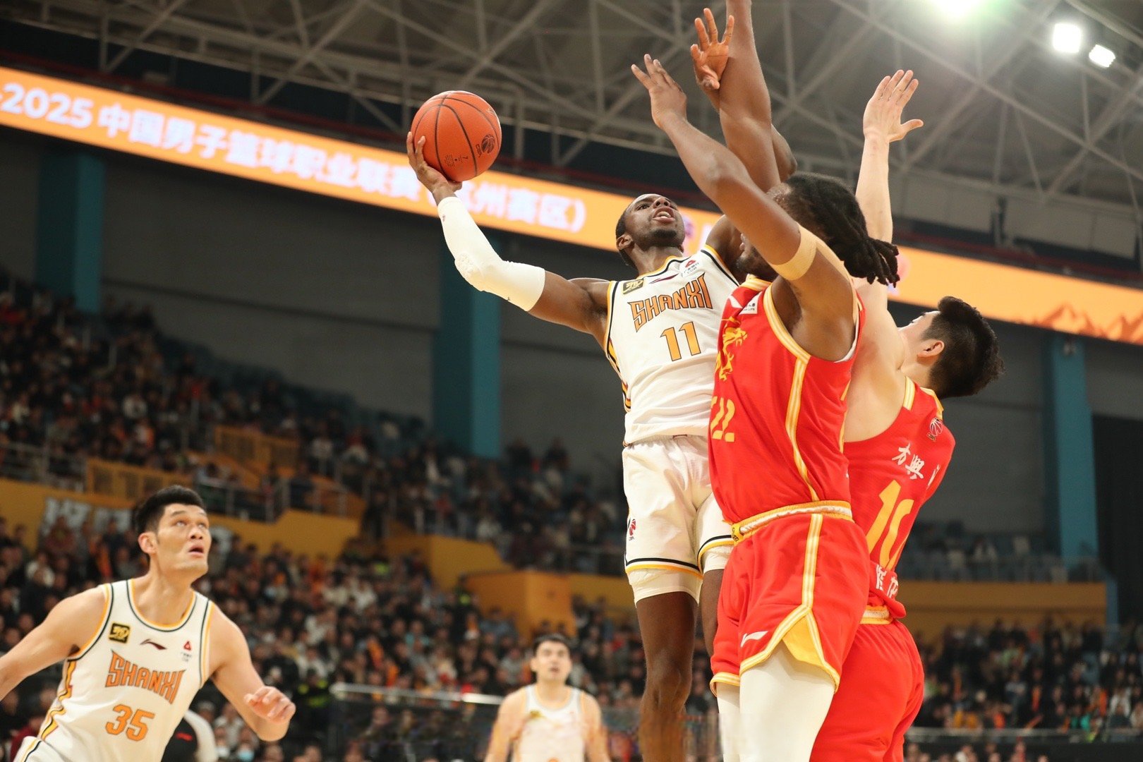 山西队逆转火箭,浓眉哥点燃赛场 山西队逆转火箭,浓眉哥点燃赛场